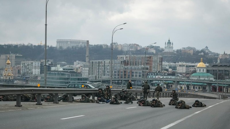 Prajurit Garda Nasional Ukraina mengambil posisi di pusat Kyiv, Ukraina 25 Februari 2022. (REUTERS/GLEB GARANICH)