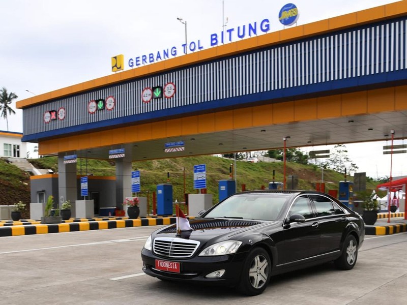 Presiden Joko Widodo meresmikan Jalan Tol Manado-Bitung seksi Danowudu-Bitung sepanjang 13,5 kilometer dalam kunjungan kerjanya ke Provinsi Sulawesi Utara, pada Jumat, 25 Februari 2022. (Dok: Biro Pers Sekretariat Presiden) Presiden Joko Widodo meresmikan Jalan Tol Manado-Bitung seksi Danowudu-Bitung sepanjang 13,5 kilometer dalam kunjungan kerjanya ke Provinsi Sulawesi Utara, pada Jumat, 25 Februari 2022. (Dok: Biro Pers Sekretariat Presiden)