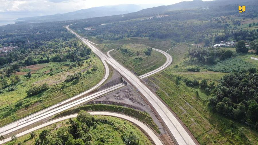 Presiden Joko Widodo meresmikan Jalan Tol Manado-Bitung seksi Danowudu-Bitung sepanjang 13,5 kilometer dalam kunjungan kerjanya ke Provinsi Sulawesi Utara, pada Jumat, 25 Februari 2022. (Dok: Biro Pers Sekretariat Presiden)