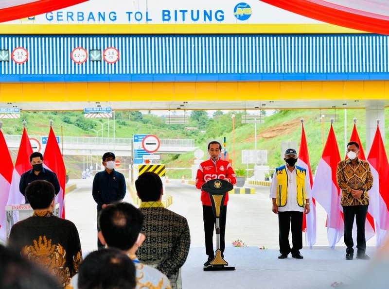 Presiden Joko Widodo meresmikan Jalan Tol Manado-Bitung seksi Danowudu-Bitung sepanjang 13,5 kilometer dalam kunjungan kerjanya ke Provinsi Sulawesi Utara, pada Jumat, 25 Februari 2022. (Dok: Biro Pers Sekretariat Presiden) Presiden Joko Widodo meresmikan Jalan Tol Manado-Bitung seksi Danowudu-Bitung sepanjang 13,5 kilometer dalam kunjungan kerjanya ke Provinsi Sulawesi Utara, pada Jumat, 25 Februari 2022. (Dok: Biro Pers Sekretariat Presiden)