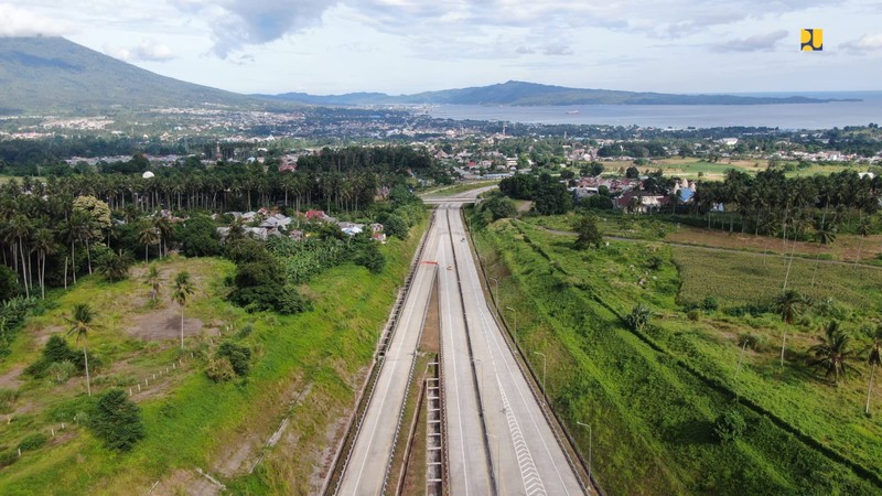 Presiden Joko Widodo meresmikan Jalan Tol Manado-Bitung seksi Danowudu-Bitung sepanjang 13,5 kilometer dalam kunjungan kerjanya ke Provinsi Sulawesi Utara, pada Jumat, 25 Februari 2022. (Dok: Biro Pers Sekretariat Presiden) Presiden Joko Widodo meresmikan Jalan Tol Manado-Bitung seksi Danowudu-Bitung sepanjang 13,5 kilometer dalam kunjungan kerjanya ke Provinsi Sulawesi Utara, pada Jumat, 25 Februari 2022. (Dok: Biro Pers Sekretariat Presiden)