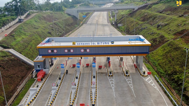 Presiden Joko Widodo meresmikan Jalan Tol Manado-Bitung seksi Danowudu-Bitung sepanjang 13,5 kilometer dalam kunjungan kerjanya ke Provinsi Sulawesi Utara, pada Jumat, 25 Februari 2022. (Dok: Biro Pers Sekretariat Presiden)