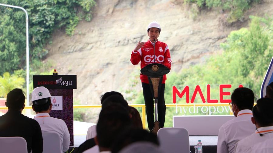 Presiden Republik Indonesia Joko Widodo meresmikan pengoperasian Pembangkit Listrik Tenaga Air (PLTA) Poso di Poso, Sulawesi Tengah dan PLTA Malea di Tana Toraja, Sulawesi Selatan. Pengoperasian dua pembangkit ramah lingkungan ini mendukung pencapaian target energi baru terbarukan (EBT) sebesar 23 persen pada 2025 dan net zero emission 2060. (Dok:  Biro Pers Sekretariat Presiden)
