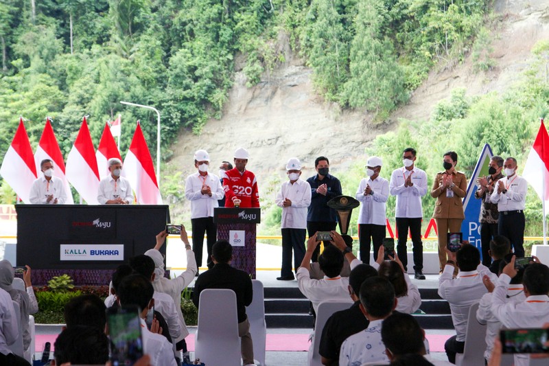 Presiden Republik Indonesia Joko Widodo meresmikan pengoperasian Pembangkit Listrik Tenaga Air (PLTA) Poso di Poso, Sulawesi Tengah dan PLTA Malea di Tana Toraja, Sulawesi Selatan. Pengoperasian dua pembangkit ramah lingkungan ini mendukung pencapaian target energi baru terbarukan (EBT) sebesar 23 persen pada 2025 dan net zero emission 2060. (Dok: Biro Pers Sekretariat Presiden) Presiden Republik Indonesia Joko Widodo meresmikan pengoperasian Pembangkit Listrik Tenaga Air (PLTA) Poso di Poso, Sulawesi Tengah dan PLTA Malea di Tana Toraja, Sulawesi Selatan. Pengoperasian dua pembangkit ramah lingkungan ini mendukung pencapaian target energi baru terbarukan (EBT) sebesar 23 persen pada 2025 dan net zero emission 2060. (Dok: Biro Pers Sekretariat Presiden)