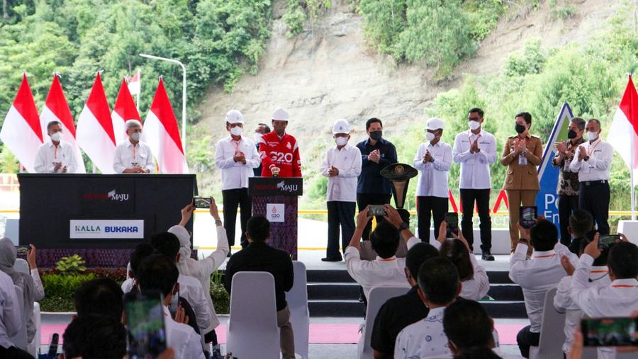Presiden Republik Indonesia Joko Widodo meresmikan pengoperasian Pembangkit Listrik Tenaga Air (PLTA) Poso di Poso, Sulawesi Tengah dan PLTA Malea di Tana Toraja, Sulawesi Selatan. Pengoperasian dua pembangkit ramah lingkungan ini mendukung pencapaian target energi baru terbarukan (EBT) sebesar 23 persen pada 2025 dan net zero emission 2060. (Dok:  Biro Pers Sekretariat Presiden)