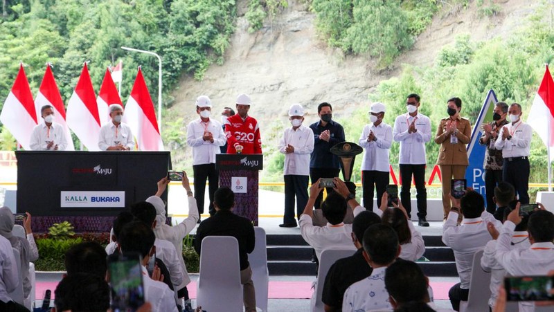 Presiden Republik Indonesia Joko Widodo meresmikan pengoperasian Pembangkit Listrik Tenaga Air (PLTA) Poso di Poso, Sulawesi Tengah dan PLTA Malea di Tana Toraja, Sulawesi Selatan. Pengoperasian dua pembangkit ramah lingkungan ini mendukung pencapaian target energi baru terbarukan (EBT) sebesar 23 persen pada 2025 dan net zero emission 2060. (Dok:  Biro Pers Sekretariat Presiden)