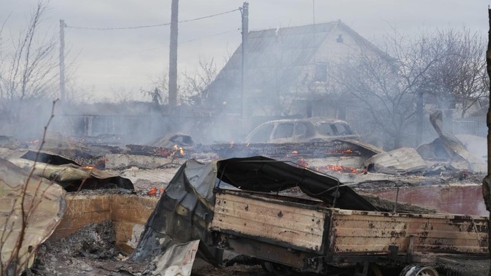 Puing-puing sebuah rumah pribadi setelah penembakan Rusia di luar Kyiv, Ukraina, Jumat (25/2/2022). (AP/Efrem Lukatsky)