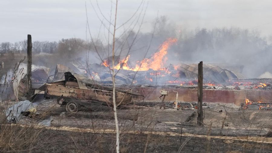 Rusia pada Kamis melepaskan rentetan serangan udara dan rudal ke fasilitas Ukraina. (AP/Efrem Lukatsky)
