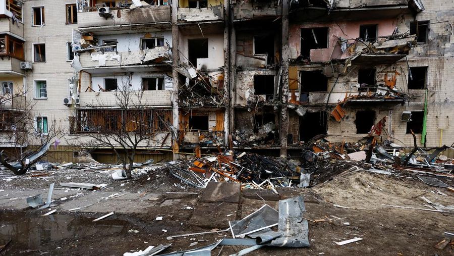 Sebuah bangunan tempat tinggal yang rusak terlihat, setelah Rusia melancarkan operasi militer besar-besaran terhadap Ukraina, di Kyiv, Ukraina (25/2/2022).  (REUTERS/UMIT BEKTAS)