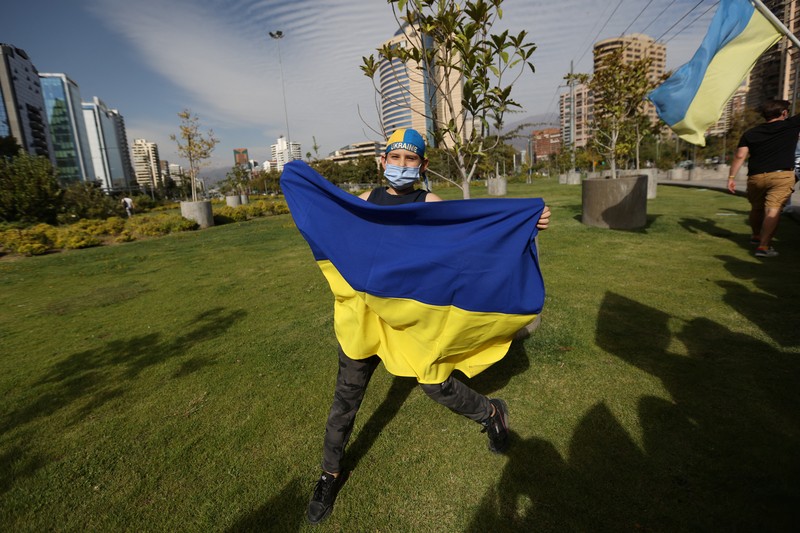 Demonstran pro-Ukraina mengibarkan bendera besar Ukraina di Times Square New York, Kamis, 24 Februari 2022. (AP/Seth Wenig) Demonstran pro-Ukraina mengibarkan bendera besar Ukraina di Times Square New York, Kamis, 24 Februari 2022. (AP/Seth Wenig)