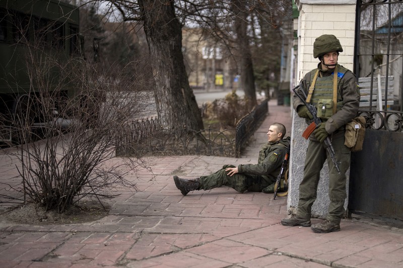Prajurit Garda Nasional Ukraina mengambil posisi di pusat Kyiv, Ukraina 25 Februari 2022. (REUTERS/GLEB GARANICH) Prajurit Garda Nasional Ukraina mengambil posisi di pusat Kyiv, Ukraina 25 Februari 2022. (REUTERS/GLEB GARANICH)