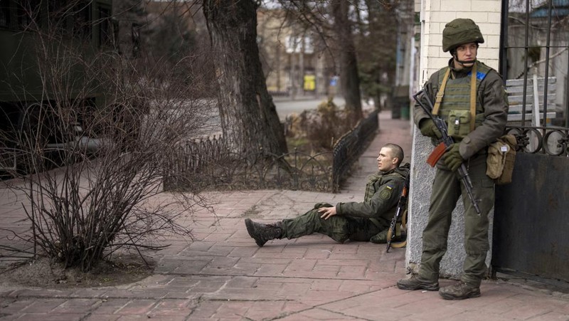 Prajurit Garda Nasional Ukraina mengambil posisi di pusat Kyiv, Ukraina 25 Februari 2022. (REUTERS/GLEB GARANICH)