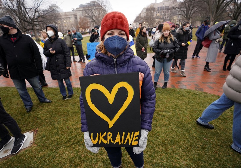 Demonstran pro-Ukraina mengibarkan bendera besar Ukraina di Times Square New York, Kamis, 24 Februari 2022. (AP/Seth Wenig) Demonstran pro-Ukraina mengibarkan bendera besar Ukraina di Times Square New York, Kamis, 24 Februari 2022. (AP/Seth Wenig)