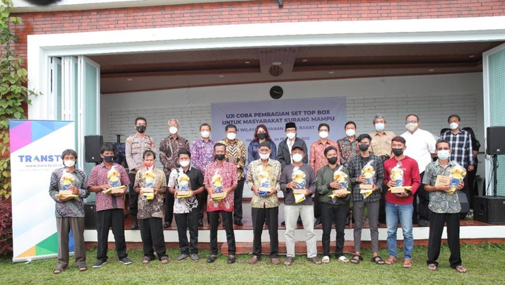 Sosialisasi mekanisme dan pembagian set top box Trans TV di Majalengka, Jawa Barat, Jumat (25/2/2022) (Dok: Trans TV) Sosialisasi mekanisme dan pembagian set top box Trans TV di Majalengka, Jawa Barat, Jumat (25/2/2022) (Dok: Trans TV)