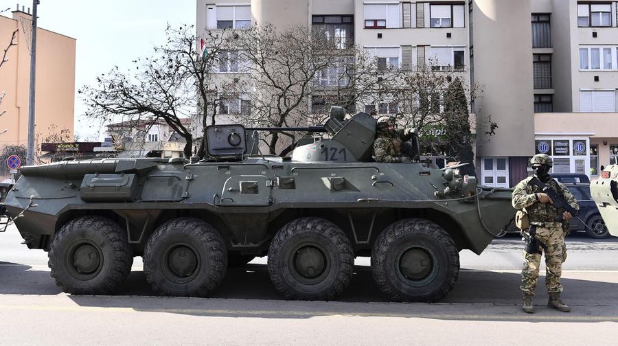 Tentara Ukraina berjaga di jalan utama Kyiv, Ukraina (AP/Anna Szilagyi)