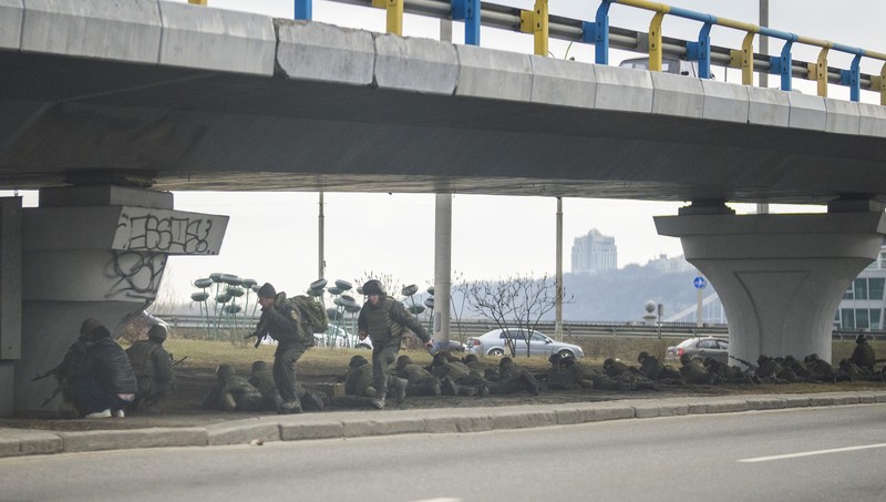 Prajurit Garda Nasional Ukraina mengambil posisi di pusat Kyiv, Ukraina 25 Februari 2022. (REUTERS/GLEB GARANICH) Prajurit Garda Nasional Ukraina mengambil posisi di pusat Kyiv, Ukraina 25 Februari 2022. (REUTERS/GLEB GARANICH)
