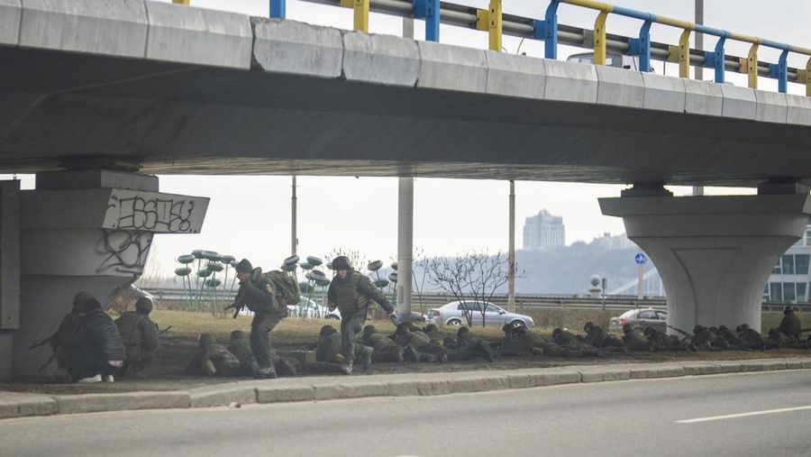 Prajurit Garda Nasional Ukraina mengambil posisi di pusat Kyiv, Ukraina 25 Februari 2022. (REUTERS/GLEB GARANICH)