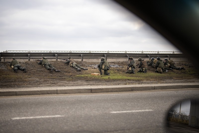 Prajurit Garda Nasional Ukraina mengambil posisi di pusat Kyiv, Ukraina 25 Februari 2022. (REUTERS/GLEB GARANICH)