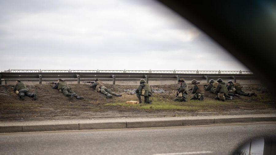 Tentara Ukraina mengambil posisi di bawah jembatan saat melakukan tembakan di dalam kota Kyiv, Ukraina, Jumat, 25 Februari 2022. (AP/Emilio Morenatti)
