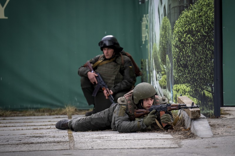Prajurit Garda Nasional Ukraina mengambil posisi di pusat Kyiv, Ukraina 25 Februari 2022. (REUTERS/GLEB GARANICH)