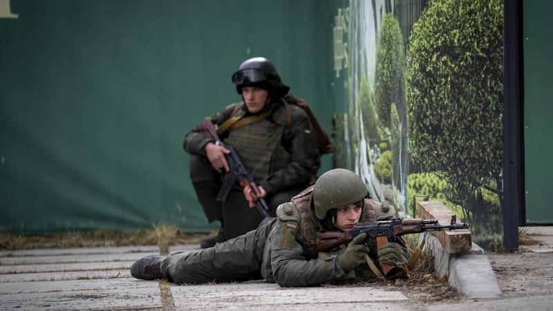 Prajurit Garda Nasional Ukraina mengambil posisi di pusat Kyiv, Ukraina 25 Februari 2022. (REUTERS/GLEB GARANICH)