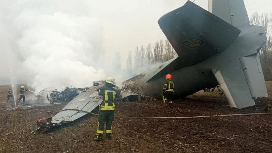 Tim penyelamat bekerja di lokasi jatuhnya pesawat Antonov Angkatan Bersenjata Ukraina, yang menurut Layanan Darurat Negara, ditembak jatuh di wilayah Kyiv, Ukraina, (via REUTERS/STATE EMERGENCY SERVICE)