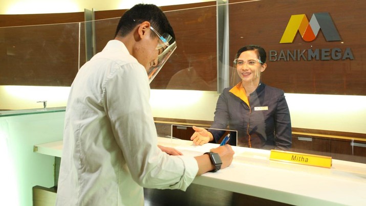 Petugas teller Bank Mega tengah melayani nasabah.