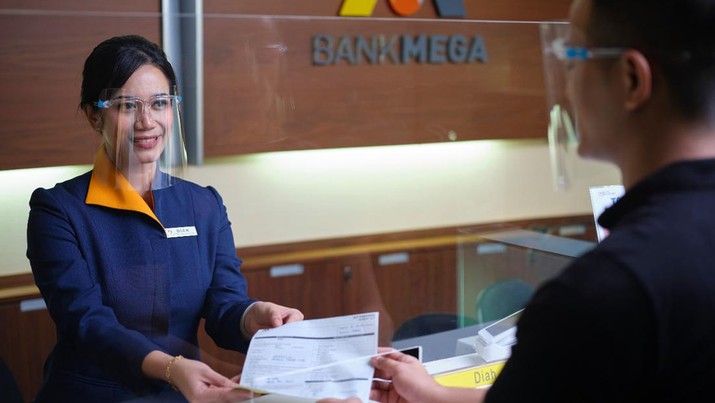 Transaksi Perbankan Transaksi perbankan antara teller Bank Mega dengan nasabah.