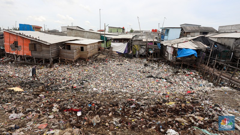 Tumpukan sampah mencemari lokasi proyek tanggul laut raksasa (giant sea wall) yang merupakan Proyek Pengembangan Terpadu Pesisir Ibu Kota Negara (PTPIN) atau National Capital Integrated Coastal Development (NCICD) di kawasan Cilincing, Jakarta, Jumat (25/2/2022). (CNBC Indonesia/Andrean Kristianto) Tumpukan sampah mencemari lokasi proyek tanggul laut raksasa (giant sea wall) yang merupakan Proyek Pengembangan Terpadu Pesisir Ibu Kota Negara (PTPIN) atau National Capital Integrated Coastal Development (NCICD) di kawasan Cilincing, Jakarta, Jumat (25/2/2022). (CNBC Indonesia/Andrean Kristianto)