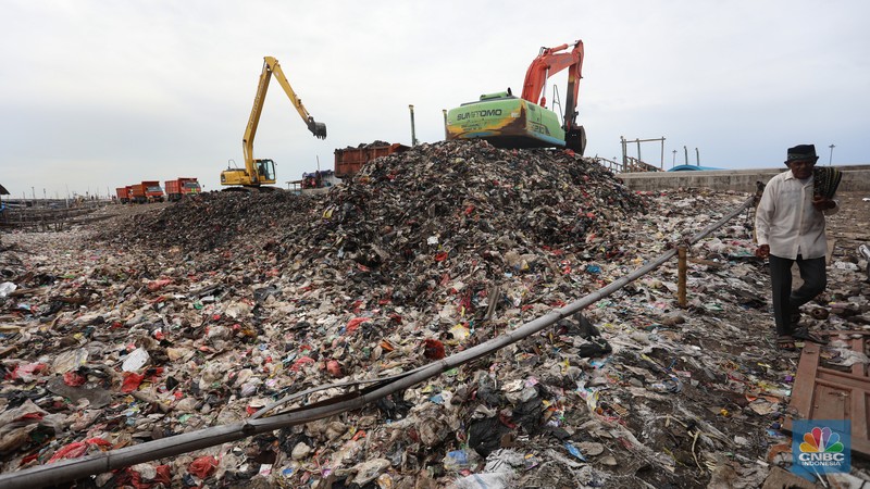 Tumpukan sampah mencemari lokasi proyek tanggul laut raksasa (giant sea wall) yang merupakan Proyek Pengembangan Terpadu Pesisir Ibu Kota Negara (PTPIN) atau National Capital Integrated Coastal Development (NCICD) di kawasan Cilincing, Jakarta, Jumat (25/2/2022). (CNBC Indonesia/Andrean Kristianto) Tumpukan sampah mencemari lokasi proyek tanggul laut raksasa (giant sea wall) yang merupakan Proyek Pengembangan Terpadu Pesisir Ibu Kota Negara (PTPIN) atau National Capital Integrated Coastal Development (NCICD) di kawasan Cilincing, Jakarta, Jumat (25/2/2022). (CNBC Indonesia/Andrean Kristianto)