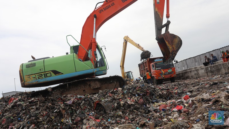 Tumpukan sampah mencemari lokasi proyek tanggul laut raksasa (giant sea wall) yang merupakan Proyek Pengembangan Terpadu Pesisir Ibu Kota Negara (PTPIN) atau National Capital Integrated Coastal Development (NCICD) di kawasan Cilincing, Jakarta, Jumat (25/2/2022). (CNBC Indonesia/Andrean Kristianto) Tumpukan sampah mencemari lokasi proyek tanggul laut raksasa (giant sea wall) yang merupakan Proyek Pengembangan Terpadu Pesisir Ibu Kota Negara (PTPIN) atau National Capital Integrated Coastal Development (NCICD) di kawasan Cilincing, Jakarta, Jumat (25/2/2022). (CNBC Indonesia/Andrean Kristianto)