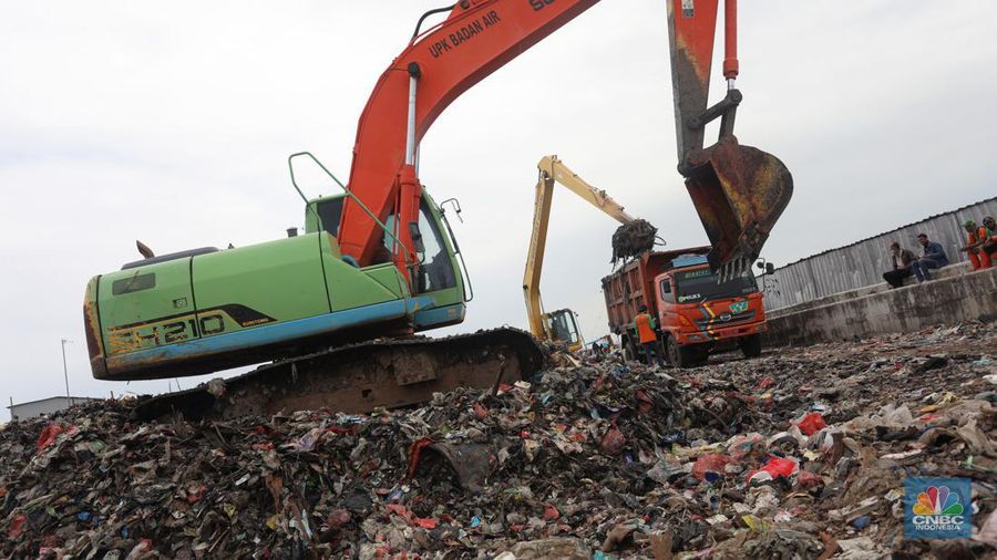 Tumpukan sampah mencemari lokasi proyek tanggul laut raksasa (giant sea wall) yang merupakan Proyek Pengembangan Terpadu Pesisir Ibu Kota Negara (PTPIN) atau National Capital Integrated Coastal Development (NCICD) di kawasan Cilincing, Jakarta, Jumat (25/2/2022). (CNBC Indonesia/Andrean Kristianto)