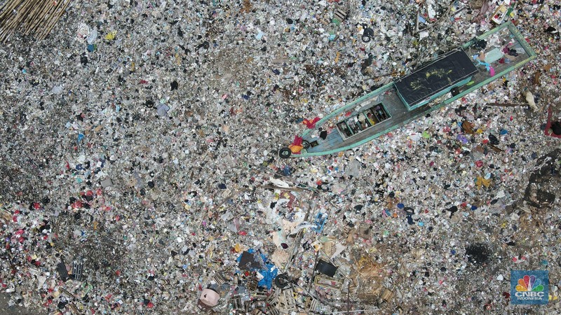 Tumpukan sampah mencemari lokasi proyek tanggul laut raksasa (giant sea wall) yang merupakan Proyek Pengembangan Terpadu Pesisir Ibu Kota Negara (PTPIN) atau National Capital Integrated Coastal Development (NCICD) di kawasan Cilincing, Jakarta, Jumat (25/2/2022). (CNBC Indonesia/Andrean Kristianto)