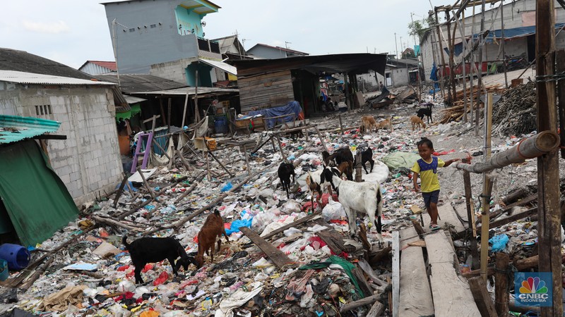 Tumpukan sampah mencemari lokasi proyek tanggul laut raksasa (giant sea wall) yang merupakan Proyek Pengembangan Terpadu Pesisir Ibu Kota Negara (PTPIN) atau National Capital Integrated Coastal Development (NCICD) di kawasan Cilincing, Jakarta, Jumat (25/2/2022). (CNBC Indonesia/Andrean Kristianto) Tumpukan sampah mencemari lokasi proyek tanggul laut raksasa (giant sea wall) yang merupakan Proyek Pengembangan Terpadu Pesisir Ibu Kota Negara (PTPIN) atau National Capital Integrated Coastal Development (NCICD) di kawasan Cilincing, Jakarta, Jumat (25/2/2022). (CNBC Indonesia/Andrean Kristianto)