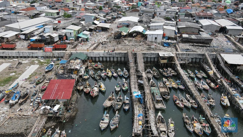 Tumpukan sampah mencemari lokasi proyek tanggul laut raksasa (giant sea wall) yang merupakan Proyek Pengembangan Terpadu Pesisir Ibu Kota Negara (PTPIN) atau National Capital Integrated Coastal Development (NCICD) di kawasan Cilincing, Jakarta, Jumat (25/2/2022). (CNBC Indonesia/Andrean Kristianto)