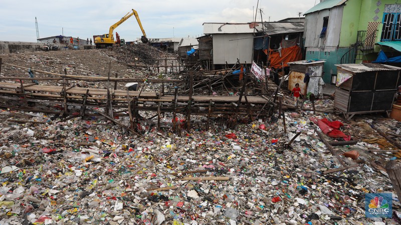 Tumpukan sampah mencemari lokasi proyek tanggul laut raksasa (giant sea wall) yang merupakan Proyek Pengembangan Terpadu Pesisir Ibu Kota Negara (PTPIN) atau National Capital Integrated Coastal Development (NCICD) di kawasan Cilincing, Jakarta, Jumat (25/2/2022). (CNBC Indonesia/Andrean Kristianto) Tumpukan sampah mencemari lokasi proyek tanggul laut raksasa (giant sea wall) yang merupakan Proyek Pengembangan Terpadu Pesisir Ibu Kota Negara (PTPIN) atau National Capital Integrated Coastal Development (NCICD) di kawasan Cilincing, Jakarta, Jumat (25/2/2022). (CNBC Indonesia/Andrean Kristianto)
