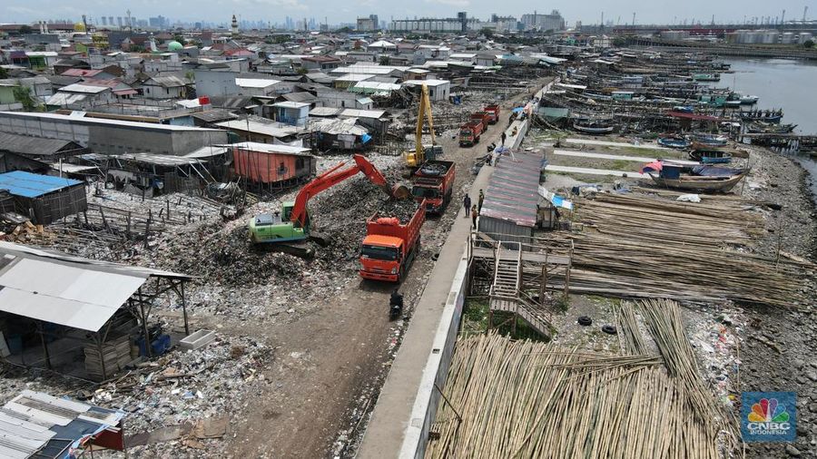 Tumpukan sampah mencemari lokasi proyek tanggul laut raksasa (giant sea wall) yang merupakan Proyek Pengembangan Terpadu Pesisir Ibu Kota Negara (PTPIN) atau National Capital Integrated Coastal Development (NCICD) di kawasan Cilincing, Jakarta, Jumat (25/2/2022). (CNBC Indonesia/Andrean Kristianto)