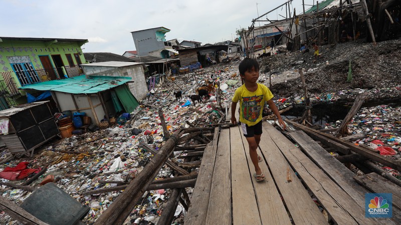 Tumpukan sampah mencemari lokasi proyek tanggul laut raksasa (giant sea wall) yang merupakan Proyek Pengembangan Terpadu Pesisir Ibu Kota Negara (PTPIN) atau National Capital Integrated Coastal Development (NCICD) di kawasan Cilincing, Jakarta, Jumat (25/2/2022). (CNBC Indonesia/Andrean Kristianto) Tumpukan sampah mencemari lokasi proyek tanggul laut raksasa (giant sea wall) yang merupakan Proyek Pengembangan Terpadu Pesisir Ibu Kota Negara (PTPIN) atau National Capital Integrated Coastal Development (NCICD) di kawasan Cilincing, Jakarta, Jumat (25/2/2022). (CNBC Indonesia/Andrean Kristianto)