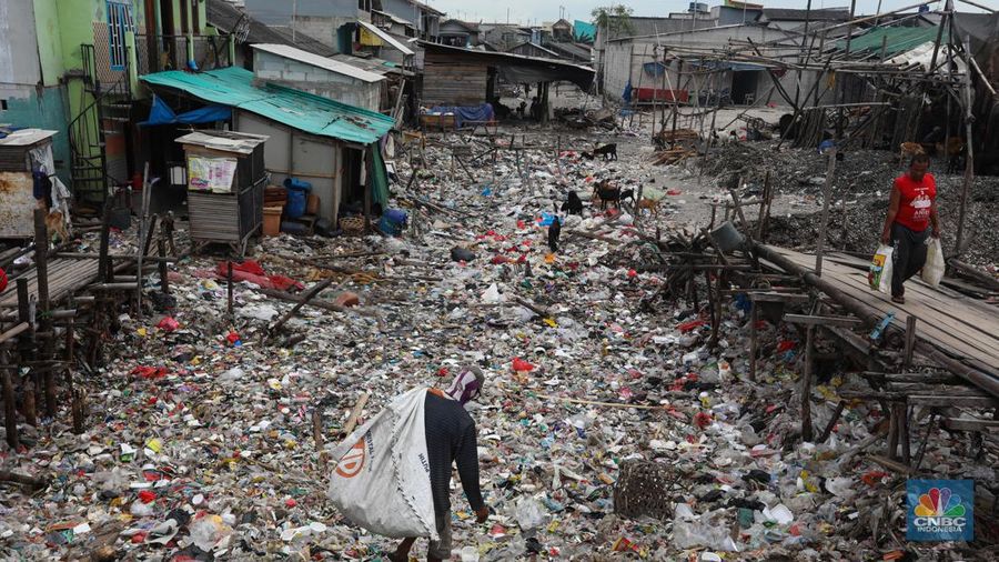 Tumpukan sampah mencemari lokasi proyek tanggul laut raksasa (giant sea wall) yang merupakan Proyek Pengembangan Terpadu Pesisir Ibu Kota Negara (PTPIN) atau National Capital Integrated Coastal Development (NCICD) di kawasan Cilincing, Jakarta, Jumat (25/2/2022). (CNBC Indonesia/Andrean Kristianto)