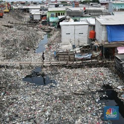 Potret Hamparan Sampah di Tanggul Laut Raksasa Jakarta