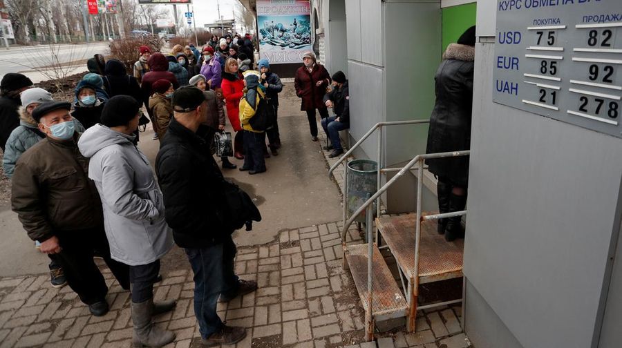 Warga antre untuk pengambilan uang di Bank Ukraina. (REUTERS/ALEXANDER ERMOCHENKO)