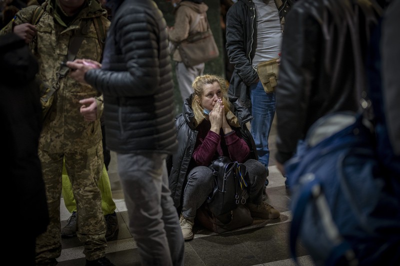 Warga ukraina menyelatakan diri di ruang bawah tanah, Kyiv, Ukraina. (AP/Emilio Morenatti) Warga ukraina menyelatakan diri di ruang bawah tanah, Kyiv, Ukraina. (AP/Emilio Morenatti)
