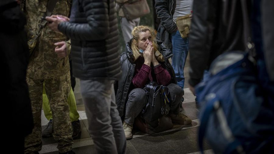 Warga ukraina menyelatakan diri di ruang bawah tanah, Kyiv, Ukraina. (AP/Emilio Morenatti)