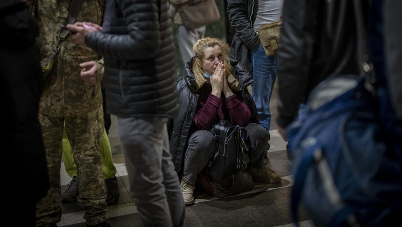 Warga ukraina menyelatakan diri di ruang bawah tanah, Kyiv, Ukraina. (AP/Emilio Morenatti)