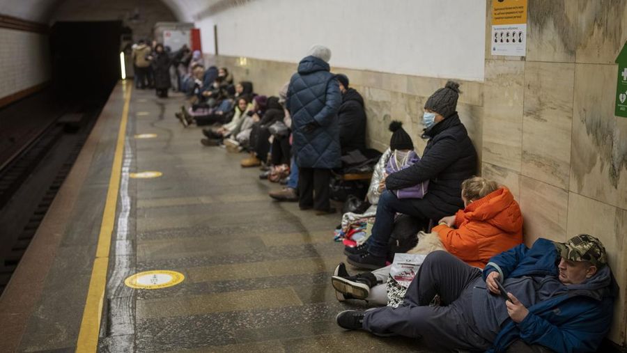 Warga ukraina menyelatakan diri di ruang bawah tanah, Kyiv, Ukraina. (AP/Emilio Morenatti)