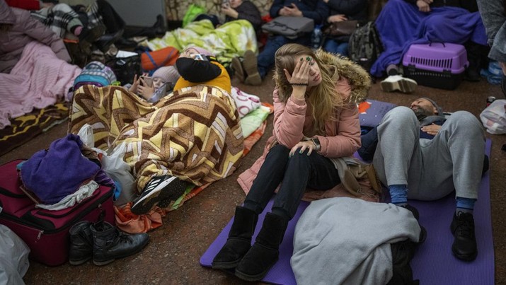 Warga ukraina menyelatakan diri di ruang bawah tanah, Kyiv, Ukraina. (AP/Emilio Morenatti)