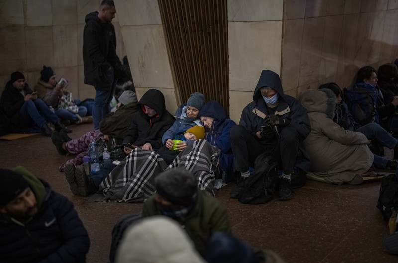 Warga ukraina menyelatakan diri di ruang bawah tanah, Kyiv, Ukraina. (AP/Emilio Morenatti) Warga ukraina menyelatakan diri di ruang bawah tanah, Kyiv, Ukraina. (AP/Emilio Morenatti)