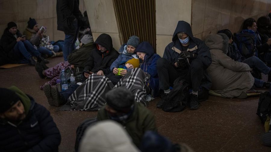 Warga ukraina menyelatakan diri di ruang bawah tanah, Kyiv, Ukraina. (AP/Emilio Morenatti)