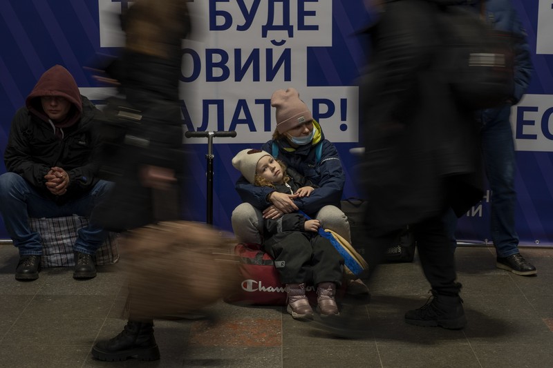Warga ukraina menyelatakan diri di ruang bawah tanah, Kyiv, Ukraina. (AP/Emilio Morenatti) Warga ukraina menyelatakan diri di ruang bawah tanah, Kyiv, Ukraina. (AP/Emilio Morenatti)