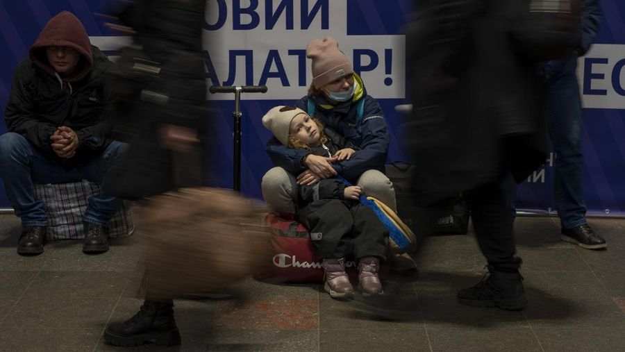 Warga ukraina menyelatakan diri di ruang bawah tanah, Kyiv, Ukraina. (AP/Emilio Morenatti)